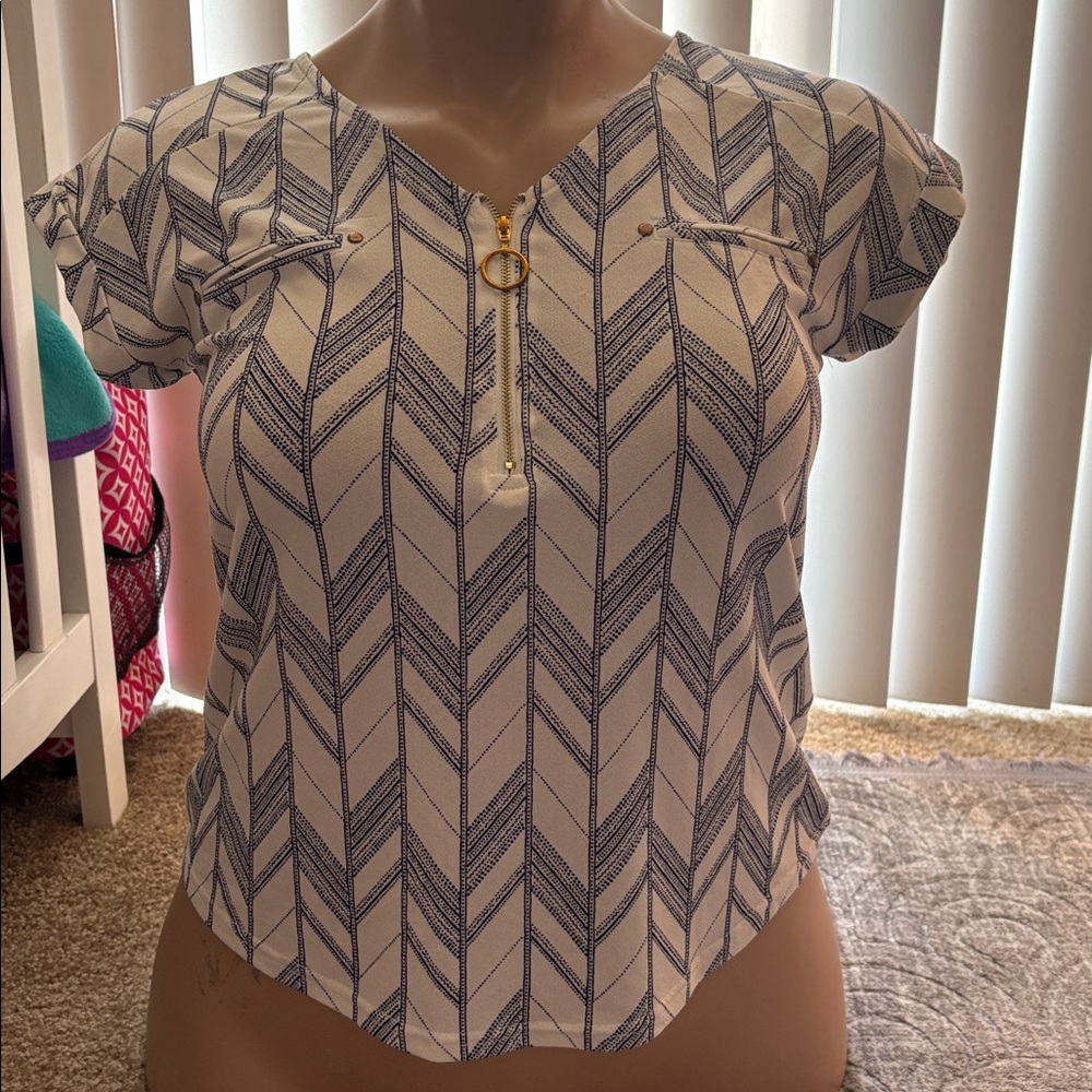 feathers White and Navy Chevron Zip-Front Blouse